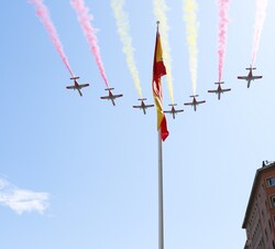 Sobrevuelo de la Patrulla Acrobática “Águila” por la avenida Hermanos Menéndez Pidal