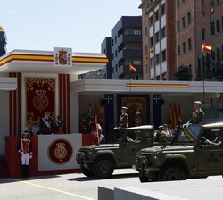 El grupo de Mando de la Brigada Galicia a su paso por la Tribuna Real