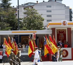 Sus Majestades los Reyes saludan a las banderas nacionales de las Unidades participantes en la parada militar