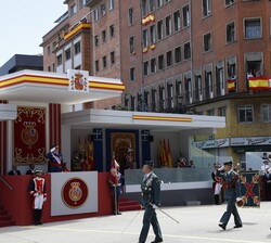 Un Batallón de alumnos de la Guardia Civil en el momento de su paso por la Tribuna Real