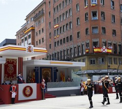 La Unidad Militar de Emergencias hace su paso por la Tribuna Real