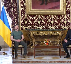 Su Majestad el Rey con el Presidente de Ucrania, Volodymyr Zelenskyy durante su encuentro 