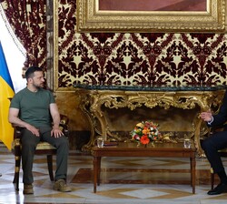 Su Majestad el Rey con el Presidente de Ucrania, Volodymyr Zelenskyy conversan en su encuentro
