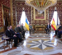 Su Majestad el Rey con el Presidente de Ucrania, Volodymyr Zelenskyy, junto a las delegaciones de ambos países