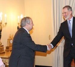 Su Majestad el Rey recibe el saludo del ministro de Industria y Turismo, Jordi Hereu