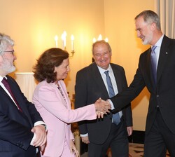 Su Majestad el Rey recibe el saludo de la presidenta del Foro de Marcas Renombradas Españolas (FMRE), Sofía Osborne