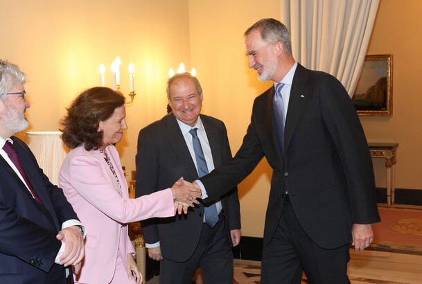 Su Majestad el Rey recibe el saludo de la presidenta del Foro de Marcas Renombradas Españolas (FMRE), Sofía Osborne