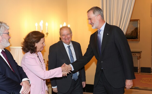 Su Majestad el Rey recibe el saludo de la presidenta del Foro de Marcas Renombradas Españolas (FMRE), Sofía Osborne
