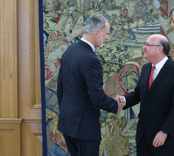 Su Majestad el Rey recibe el saludo del presidente del Banco Interamericano de Desarrollo, Ilan Goldfajn