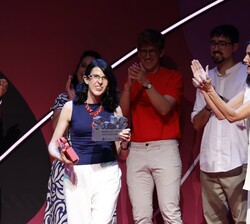 La Reina tras entregar el Primer premio a Jara Pérez Jiménez