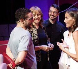 Doña Letizia conversa con Galder Varas, guionista y monologuista