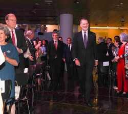 Don Felipe accede al auditorio “Gabriela Mistral”
