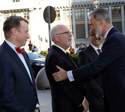 Su Majestad el Rey recibe el saludo del presidente del Consejo de la Fundación Lakefield College School, Andrew Dunford
