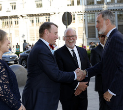Su Majestad el Rey recibe el saludo del presidente del Consejo de Lakefield College School, Hugh Macdonnel