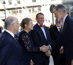 Su Majestad el Rey recibe el saludo de la directora de Lakefield College School y de su Fundación, Anne-Marie Kee