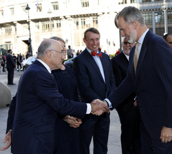 Su Majestad el Rey recibe el saludo del presidente de Honor de la Fundación Lakefield College School, John Hepburn