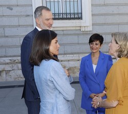 Don Felipe y Doña Letizia conversa con las autoridades que les recibieron a su llegada