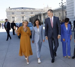 Su Majestades los Reyes junto a las autoridades se dirigen al edificio de la Galería de las Colecciones Reales