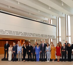 Sus Majestades los Reyes junto a las autoridades y miembros del Real Patronato de las Colecciones Reales
