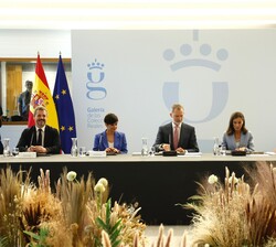 Sus Majestades los Reyes al inicio de la reunión del Real Patronato de la Galería de las Colecciones Reales