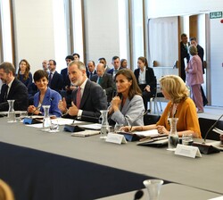 Su Majestad el Rey dirige unas palabras a los asistentes a la reunión