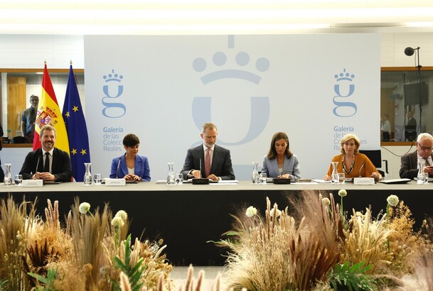 Sus Majestades los Reyes al inicio de la reunión del Real Patronato de la Galería de las Colecciones Reales