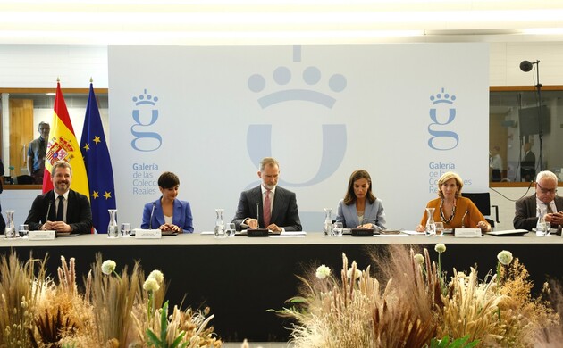 Sus Majestades los Reyes al inicio de la reunión del Real Patronato de la Galería de las Colecciones Reales