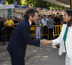 A su llegada, Su Majestad la Reina recibe el saludo del ministro de Cultura, Ernest Urtasun