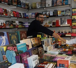 Su Majestad la Reina visita el stand de Librería Grant