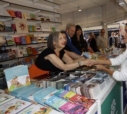 Su Majestad la Reina durante su visita a la caseta de Espacio Octogonal en la Feria