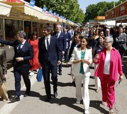 Doña Letizia junto a las autoridades, recorren la Feria del Libro