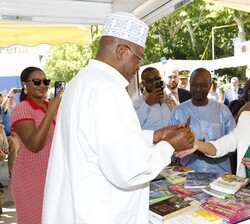 Doña Letizia visita el puesto de Libros de África
