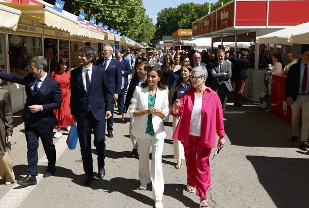 Doña Letizia junto a las autoridades, recorren la Feria del Libro