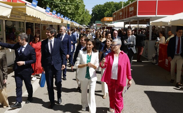 Doña Letizia junto a las autoridades, recorren la Feria del Libro