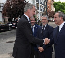 A su llegada, Su Majestad el Rey recibe el saludo de las autoridades