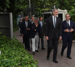 Su Majestad el Rey se dirige al anfiteatro junto a las autoridades