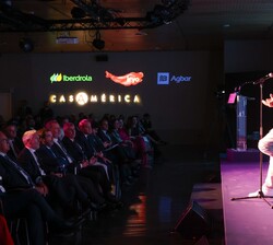 Su Majestad el Rey durante la interpretación musical de la canción "Un Nuevo Yo Despierta" a cargo del cantante Chojin