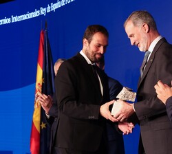 Su Majestad el Rey entrega el Premio de Fotografía por una serie de fotografías titulada "Ucrania, crónica en imágenes de un año de guerra" 