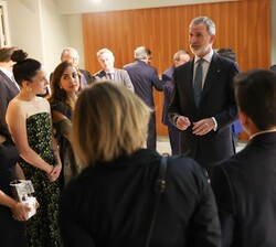 Su Majestad el Rey conversa con los premiados