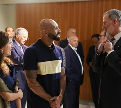 Don Felipe conversa con el cantante Chojin, tras la entrega de los Premios Internacionales “Rey de España” de Periodismo 2024
