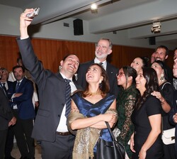 Su Majestad el Rey y los premiados inmortalizan el momento con un selfie