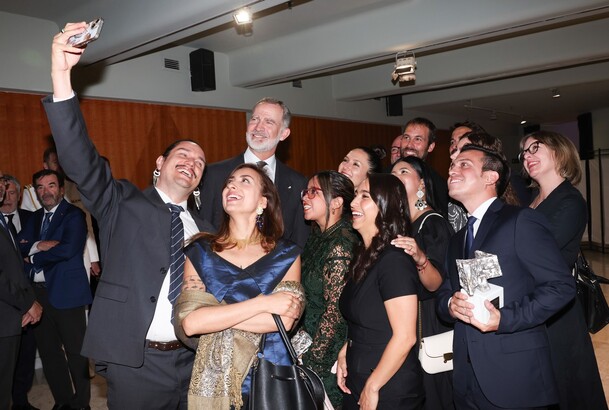 Su Majestad el Rey y los premiados inmortalizan el momento con un selfie
