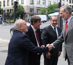 Su Majestad el Rey recibe el saludo del secretario de Estado de Ciencia, Innovación y Universidades, Juan Cruz Cigudosa