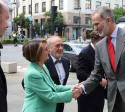 Su Majestad el Rey recibe el saludo de la presidenta de la Conferencia de Rectores de las Universidades Españolas (CRUE), Eva Alcón