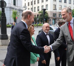 Su Majestad el Rey recibe el saludo del secretario general del Consejo Universitario Iberoamericano, Félix García Lausín