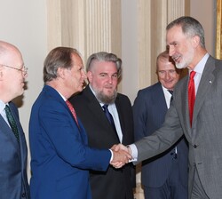 Su Majestad el Rey recibe el saludo del premiado en la XXXIII edición, Luis María Cazorla