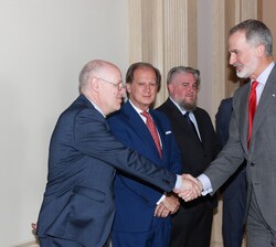 Su Majestad el Rey recibe el saludo del premiado en la XXXIV edición, Jordi Canal