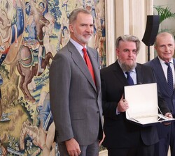 Don Felipe, junto a Martín Arregi Anasagasti, que recoge el galardón en representación de su padre, Joseba Arregi, premiado en la XXXII edición
