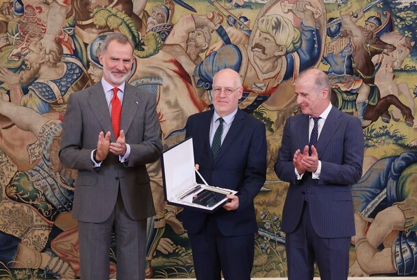 Don Felipe, junto a Jordi Canal, premiado en la XXXIV edición