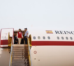 Su Majestad la Reina a su llegada al Aeropuerto Internacional “La Aurora” en Ciudad de Guatemala